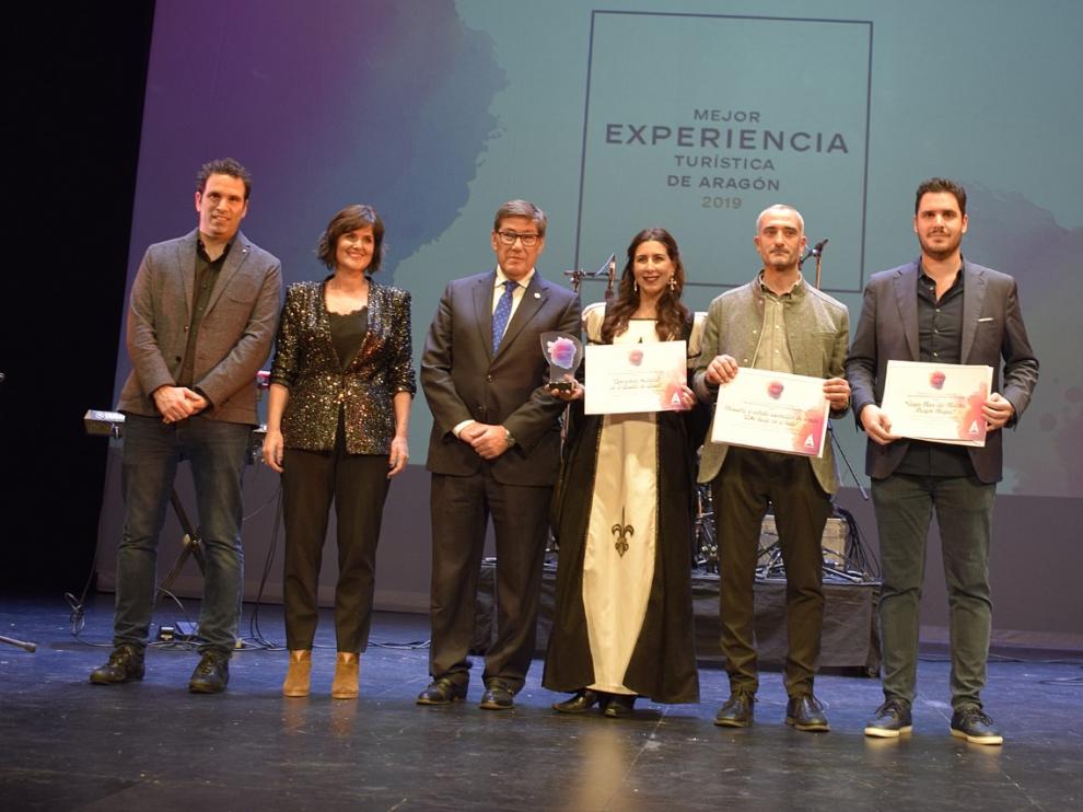 los premiados en la gala junto a elena allue y el vicepresidente arturo aliaga