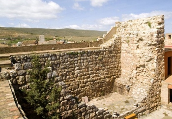 TORREON DEL SIGLO XII Y PATIO INTERIOR (Foto: Castillo de Grisel)