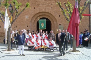 SAN JORGE 2009. LOS ABANDERADOS CON EL GRUPO DEL DANCE (Foto: Emi Lapeña)