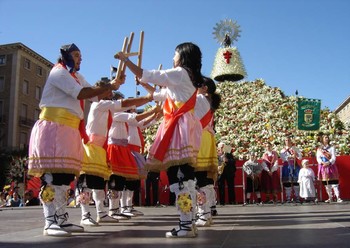 EL DANCE DE GRISEL ANTE LA VIRGEN DEL PILAR (Foto: Manuel Lozano)